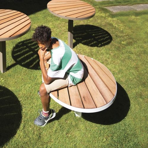 Sgabello contemporaneo - LAGO - mmcité street furniture - in legno di latifoglie / con supporto in acciaio galvanizzato / con base centrale