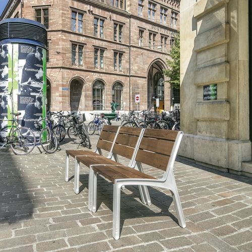 Poltrona urbana contemporanea - MIELA - mmcité street furniture - in legno / in ghisa di alluminio / con 4 gambe