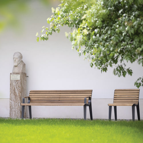 Panca per spazi pubblici contemporanea - EMAU - mmcité street furniture - in legno esotico / in acciaio galvanizzato / in ghisa di alluminio