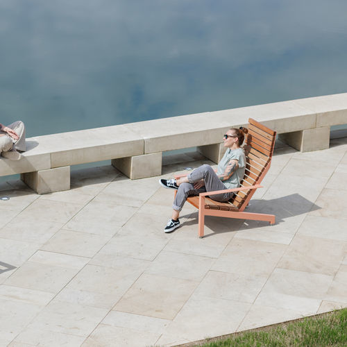 Poltrona urbana contemporanea - RIVAGE - mmcité street furniture - in legno esotico / in acciaio galvanizzato / con schienale alto