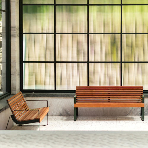 Panca per spazi pubblici contemporanea - PREVA URBANA - mmcité street furniture - in legno massiccio / in acciaio galvanizzato / con schienale