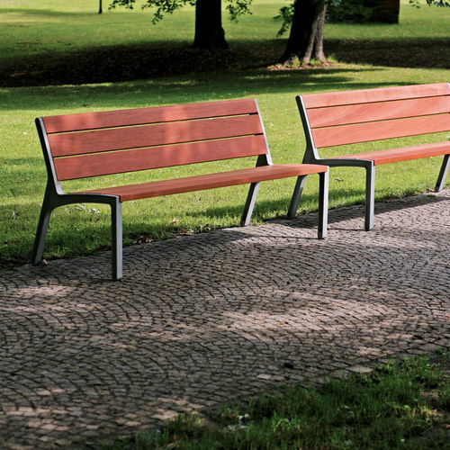 Panca per spazi pubblici contemporanea - Miela - mmcité street furniture - in legno di latifoglie / in legno esotico / in acacia