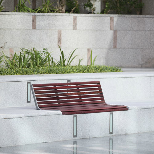 Panca per spazi pubblici contemporanea - PORT - mmcité street furniture - in legno di latifoglie / in acacia / in ghisa di alluminio