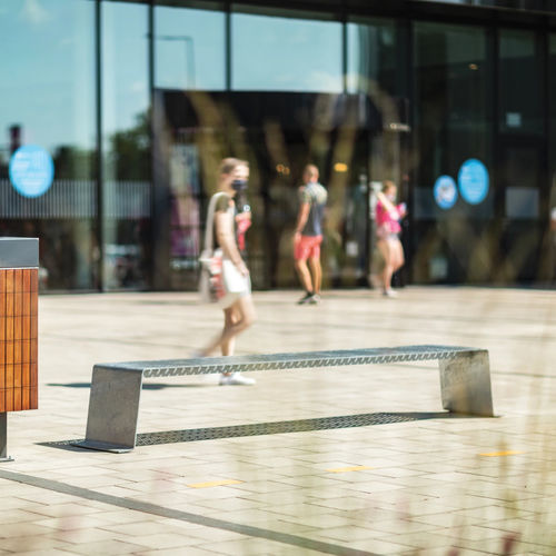 Panca per spazi pubblici contemporanea - SINUS - mmcité street furniture - in acciaio galvanizzato / in lamiera forata / senza schienale