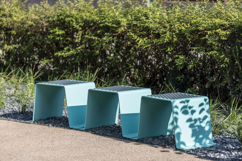 Sgabello contemporaneo - SINUS - mmcité street furniture - in acciaio galvanizzato / in lamiera forata / con supporto in acciaio galvanizzato