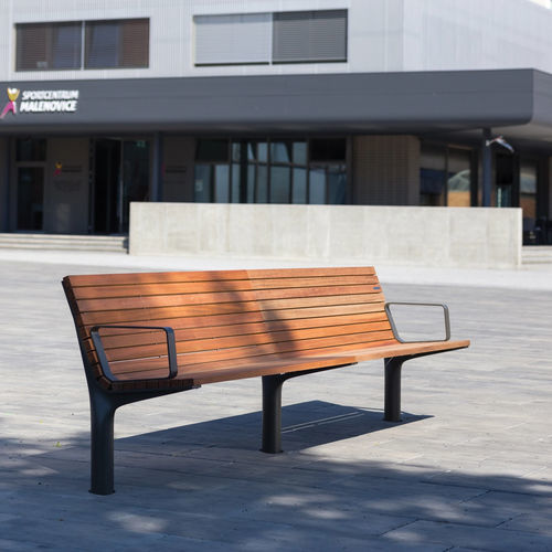 Panca per spazi pubblici contemporanea - VLTAU - mmcité street furniture - in legno di latifoglie / in acacia / in ghisa di alluminio