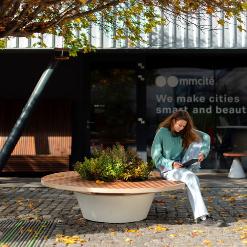 Tavolo contemporaneo - CONICS - mmcité street furniture - in HPL / con supporto in calcestruzzo / rotondo