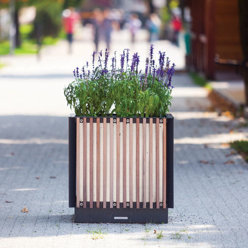 Fioriera in pino - KVĚTA - mmcité street furniture - in legno di latifoglie / in acciaio / quadrata