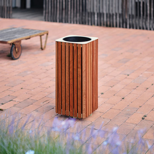 Portarifiuti in plastica - NANUK NEXT - mmcité street furniture - in acciaio inossidabile / in lamiera d'acciaio / in acciaio