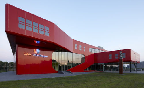 Rivestimento di facciata in pannelli - GILDE SCHOOL - EURAMAX COATED PRODUCTS - in metallo / lucido / aspetto metallo