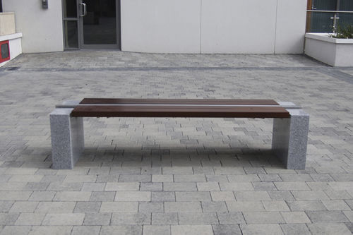 Panca per spazi pubblici contemporanea - S83 - Omos Ltd. - in acciaio inossidabile / in granito / in iroko