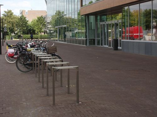 Rastrelliera per biciclette a pavimento - LEINE - ANAE street furniture - per spazi pubblici / in acciaio con rivestimento a polvere / in acciaio inossidabile