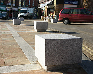 Dissuasore di sicurezza - Architectural Street Furnishings - fissa / in granito / alta
