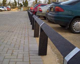 Barriera di protezione - Architectural Street Furnishings - per parcheggi / fissa / in plastica riciclata