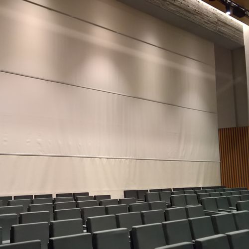 Divisorio per ufficio con fissaggio a soffitto - FLEXIWALL DIVISORIO PER AUDITORIUM - Solaris Tende srl - in tessuto acustico / in tessuto ignifugo / insonorizzato