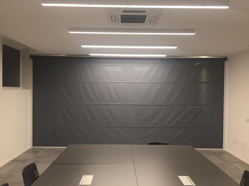 Divisorio per ufficio con fissaggio a soffitto - DIVISORIO A SCOMPARSA PER UFFICIO - Solaris Tende srl - in tessuto