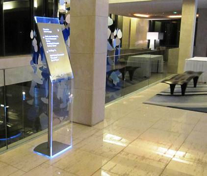 Pannello segnaletico a pavimento - RADISSON BLU DAKAR - Signo - in alluminio / luminoso / di orientamento