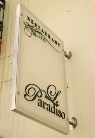 Cartello pubblicitario da parete - PARADISO - Signo - da esterno / luminoso / in vetro