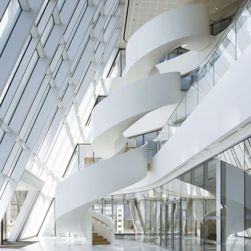 Scala di gamma superiore - ONE BANK STREET, CANARY WHARF, LONDON - EeStairs - elicoidale / con gradini in quercia / con struttura in metallo