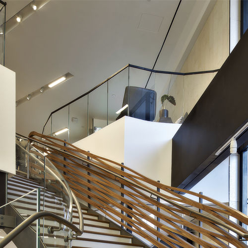 Scala di gamma superiore - LULULEMON, TIME WARNER CENTER, NEW YORK - EeStairs - curva / con gradini in legno / con struttura in acciaio laccato