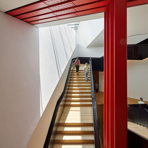 Scala di gamma superiore - V&A MUSEUM, LONDON - EeStairs - a U / con gradini in legno / con struttura in acciaio laccato