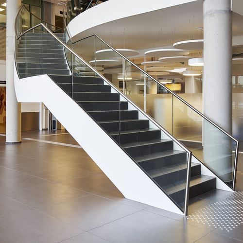 Scala di gamma superiore - UZ GENT ATRIA POLIKLINIEK - EeStairs - curva / con gradini in calcestruzzo / con struttura in acciaio laccato