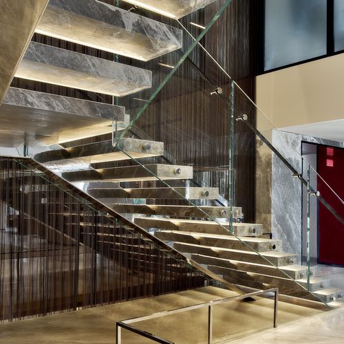 Scala di gamma superiore - TRIDEL DESIGN CENTRE, TORONTO - EeStairs - a L / con gradini in marmo / con struttura in acciaio