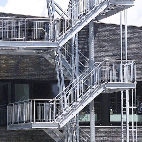 Scala di gamma superiore - HVC, BARNEVELD - EeStairs - a U / con gradini in metallo / con struttura in acciaio