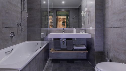 Bagno contemporaneo - MODULAR BATHROOM DESIGN - eurocomponents spa - in cemento armato / per hotel / per centro commerciale