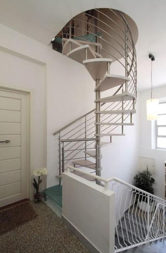 Scala a chiocciola - NINFEA - New Living srl - con gradini in legno / con struttura in acciaio inossidabile / contemporanea