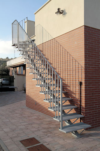 Scala dritta - PRIMULA - New Living srl - con gradini in metallo / con struttura in metallo / per edificio ad uso pubblico