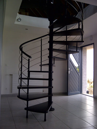 Scala a chiocciola - CAMPANULA - New Living srl - con gradini in legno / con struttura in metallo / contemporanea