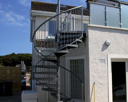 Scala a chiocciola - GLICINE ZINCATA - New Living srl - con gradini in metallo / con struttura in metallo / da esterno
