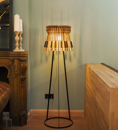 Lampada da terra - PIANO_FLOOR - ICI ET LA - in ferro / in legno / design originale