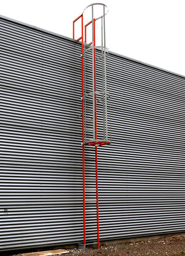 Scala con gabbia industriale - Via Composites