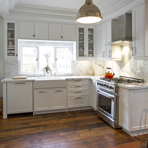 Cucina classica - SEAFORTH - AYA kitchens - in legno dipinto / con isola / con impugnature
