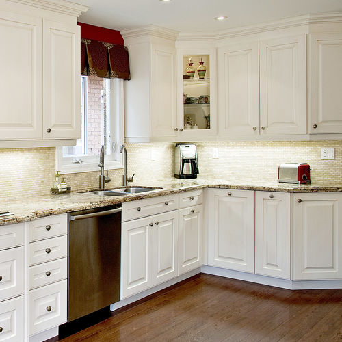 Cucina classica - WINDSOR  - AYA kitchens - in legno dipinto / con isola / a L