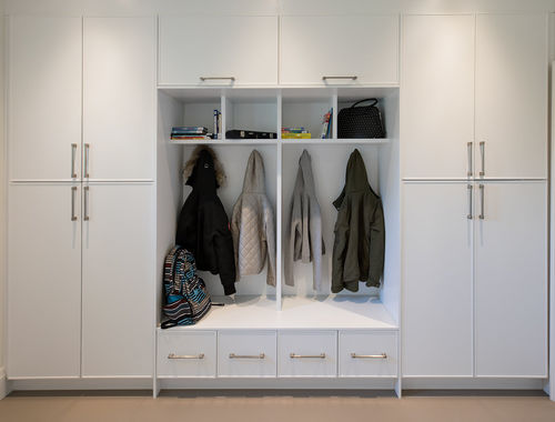Armadio con fissaggio a muro - WINDERMERE - AYA kitchens - contemporaneo / in legno dipinto / con ante battenti