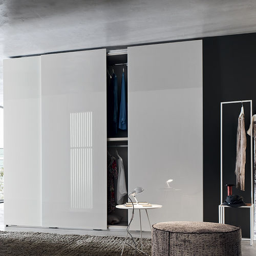 Armadio contemporaneo - WALL - Maronese - in legno laccato brillante / in frassino / a porte scorrevoli