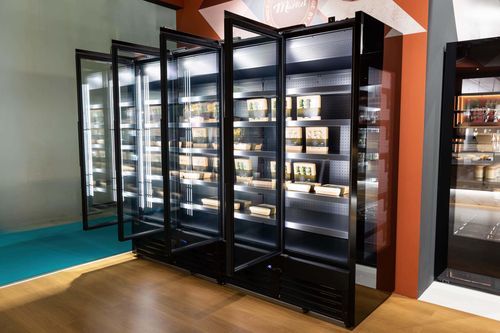 Vetrina refrigerata da parete - OSLO - Frigomeccanica - per negozio / nera / con sportello battente