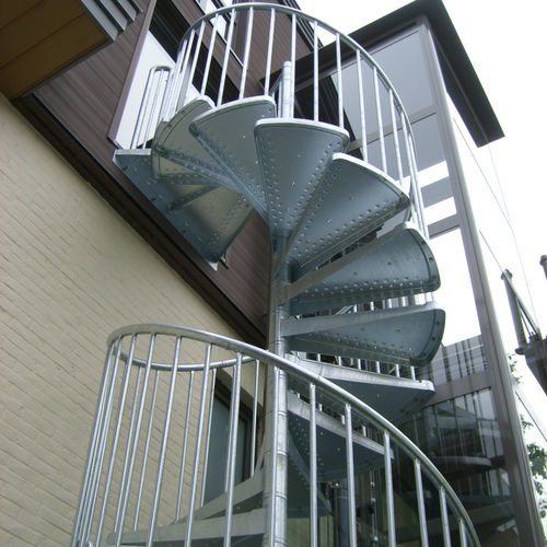 Scala a chiocciola - A6 - CAST DESIGN - con gradini in metallo / con struttura in metallo / per uso residenziale