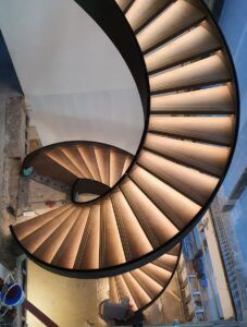 Scala elicoidale - HELIKA Lux Inox - CAST DESIGN - con gradini in legno / con struttura in acciaio inossidabile / professionale