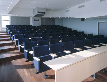 Poltrona per auditorium contemporanea - NESTLE - Getama Danmark - in tessuto / contract