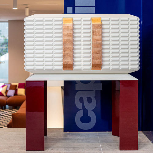 Credenza con piedi alti - OUT OF SCALE: PROJECT ONE - Cappellini - contemporanea / in legno laccato / con ante battenti