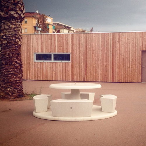 Tavolo da picnic contemporaneo - ICARO - BELLITALIA - in pietra ricostituita / con supporto in vetro ricostituito / rotondo