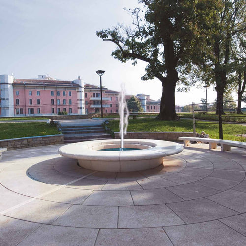 Fontana pubblica - MARGHERITA  - BELLITALIA - a pavimento / in pietra ricostituita / contemporanea