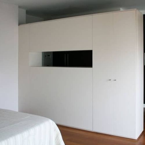 Armadio con fissaggio a muro - Grupo GUBIA - da incasso / contemporaneo / in rovere
