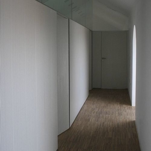 Rivestimento murale per interni - Grupo GUBIA - in legno / con scanalature / perforato