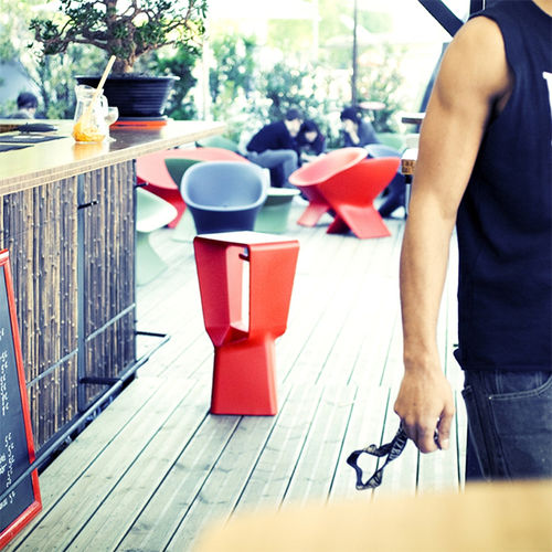 Sgabello design originale - KENNY - Qui est Paul - in plastica / con base centrale / da giardino