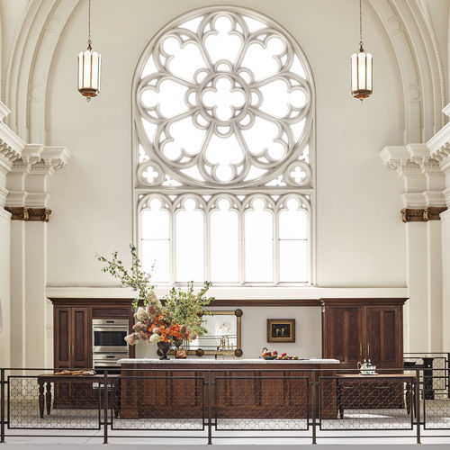 Cucina classica - KEN FULK'S SAINT JOSEPH'S ARTS SOCIETY - Clive Christian - in noce / con isola / di misura media